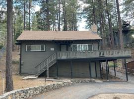 Foothill Folly home，位于西风湾的酒店