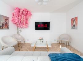 Stylish 3 Bed Home with Gardens Fast Transport Links，位于伦敦的酒店