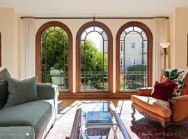 Lovely Noe Valley Condo W Light, View & Parking!，位于旧金山的酒店