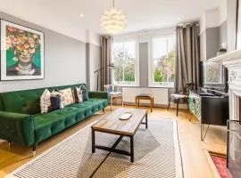 2-BR Gem in Leafy Sydenham Area with Private Garden