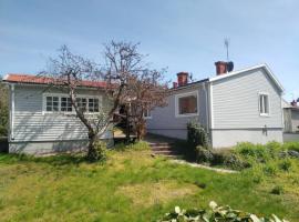 2 rum och kök varav 1 sovrum samt en stuga i anslutning med 1 sovrum，位于奥斯卡港的酒店