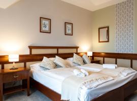 Hotel Kardosfa，位于Zselickisfalud的酒店