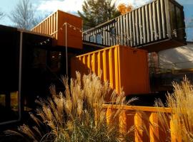 Neo Nature Container Box- Hot Tub, Wood Pizza Oven，位于Smallwood的酒店