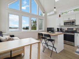 Cozy Harbour View Loft at Bells Cove，位于谢尔本的酒店