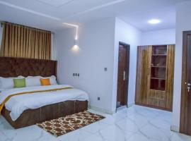 TAJ Suites，位于Ado Ekiti的带停车场的酒店