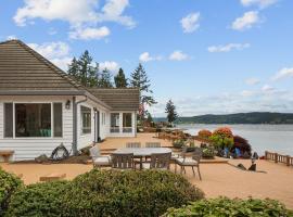 Spacious Beach Front Home on Hood Canal，位于Belfair的酒店