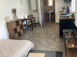 Studio 8，位于Neuville-Saint-Rémy的酒店