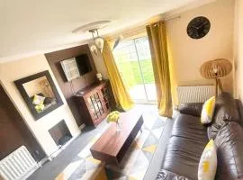 Doncaster - Hatfield - 2 Bed Semi - Private Garden & Parking 2 Cars - Quiet Cul De Sac Location - Dog Friendly - Fast Wifi - Close to Motorway Access