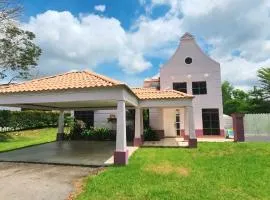 Private Villa With pool bbq sound system wifi snooker
