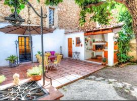 Casa con jardín y barbacoa，位于桑特费柳德吉克索尔斯的度假屋