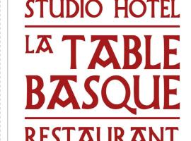 Studio Hôtel-Restaurant LTB La Table Basque，位于比亚里茨的酒店