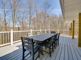 Lakefront Home with Deck, Near Mammoth Cave Park!，位于Cub Run的酒店