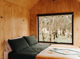 Secluded Off-Grid Cabin Lake View - Pet Friendly - Mateo，位于Rylstone的酒店