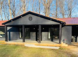 Chad's PickwickLake Retreat，位于Counce的酒店