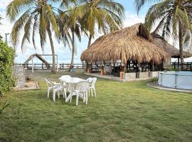 Cabaña Las Tres Palmas in San Bernardo del Viento，位于圣贝尔纳多德尔比恩托的酒店
