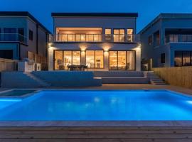 NEW Luxury Waterfront Home, With Pool, Sleeps 20，位于伊莎贝尔港的酒店