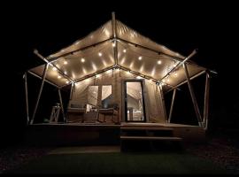 Unique Glamping Getaway in this Spacious Tented Cabin in Sevierville, TN，位于赛维尔维尔的酒店