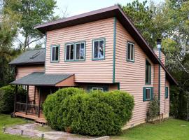 Lakefront Cabin Rental with a Paddle Boat near Wisconsin Dells, Wisconsin，位于托马的酒店