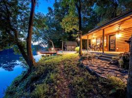 Beautiful Broken Bow Cabin with Private River Access，位于Eagletown的酒店