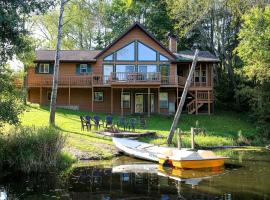 Family-Friendly Cabin Rental on a Private Lake near Wisconsin Dells，位于托马的酒店