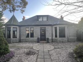 Luxury 5 Bedroom Property in West End，位于阿伯丁的酒店