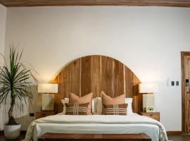 Jungle Bungalow at Oropel Lodge，位于Puerto Viejo的酒店