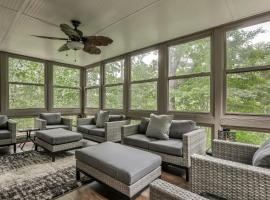 Big Sky - Pet Friendly Big Canoe GA Cabin-Modern amenities, hot tub, pet friendly, mountain views, access to lakes, golf courses，位于Afton的酒店