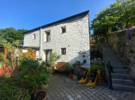 Beautiful renovated stone house for Dog friendly, Quayside location，位于纽波特的酒店