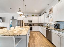 Newer Large Beachside 6 Bedroom House 3000 Sq Ft Sleeps 22，位于多芬岛的乡村别墅