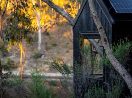 Secluded off-Grid cabin with water views - Marcel，位于Chewton的酒店