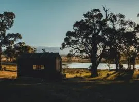 Cosy Off-Grid Cabin with Lake View - Galeb