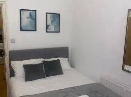 Cosy Spacious Studio Flat,N18