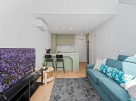 Comfortable 1-Bed Retreat with Courtyard & Parking，位于Weston Creek的酒店