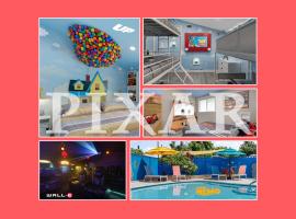Pixar Pier - Heated Pool, Arcade, Golf, and More，位于安纳海姆的酒店