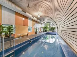 Melbourne CBD 2BR Apt with Pool & Gym Access