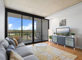Chic 1-Bed Apartment Near Canberras Bustling CBD，位于Turner的酒店