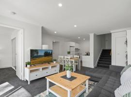 Central Braddon Retreat with Balcony & Pool Access，位于Turner的酒店