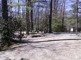 Linville Falls Campground, RV Park, and Cabins，位于Linville Falls的露营地