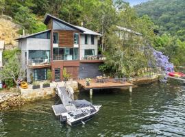 Berowra Waters Glass House，位于Berrilee的酒店