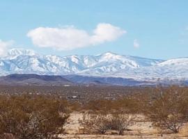 Tranquil Joshua Tree Rental for a Secluded Desert Getaway，位于约书亚树的酒店