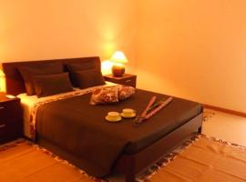 Villa contemporaine，位于Biting的带停车场的酒店