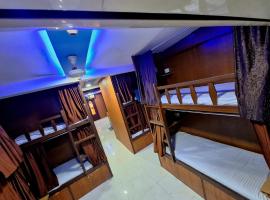 Neon Nest Dormitory Suits Asalpha Metro，位于孟买的青旅