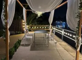 ริมน้ำบ้านแม่ อัมพวา เหมาหลัง 5 นอน พักได้ 10 คน