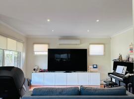 Lovely Rooms in Moorabbin 2 mins to station, shops，位于穆拉宾的酒店