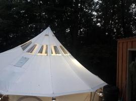 A Truly Glamping Experience in this Beautiful Tent in Victor, West Virginia，位于Victor的酒店