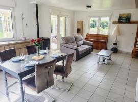 Family Home Between Land Sea Maison Familial Entre Terre et Mer Avec piscine，位于Plédran的酒店