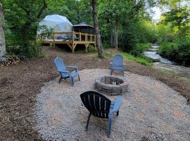 Geodome on Creek, Great Getaway, WIFI & Hot Shower near Boone, NC，位于Purlear的酒店