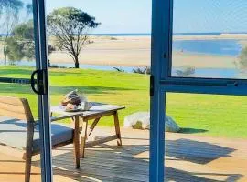 鹈鹕金沙斯卡曼德汽车旅馆