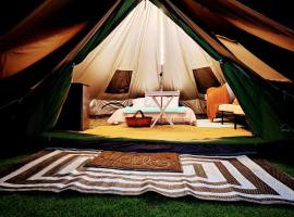 Creekside Glamping Heaven with Comfy Interior in Cosby, Tennessee，位于科斯比的酒店