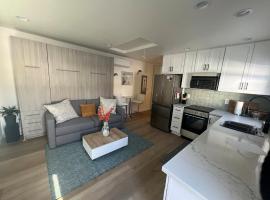 Private guest cottage，位于长滩的酒店